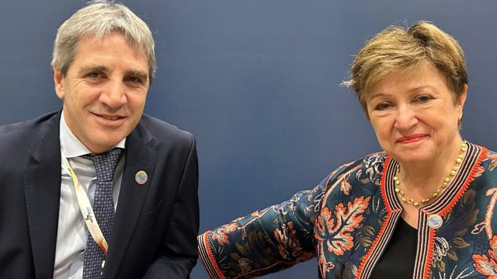 Luis Caputo quema reservas mientras sigue la rosca con el FMI