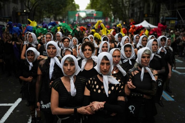 La marcha en repudio al golpe desbordó la Plaza de Mayo y Milei fue blanco de las críticas
