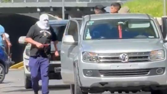 Violencia barra en un hospital de Gonnet: hubo una pelea a tiros que dejó al menos seis heridos