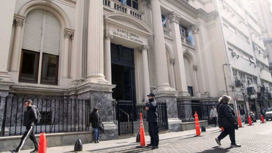 Alerta reservas: el BCRA cedió más del 70% de los dólares que compró y crece la sangría de divisas