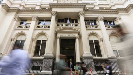 El BCRA vendió dólares por octava vez al hilo y las reservas tocaron un mínimo en más de un año