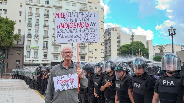 El Gobierno gastó casi $ 80 millones extra el 12 de marzo para reprimir a jubilados e hinchas