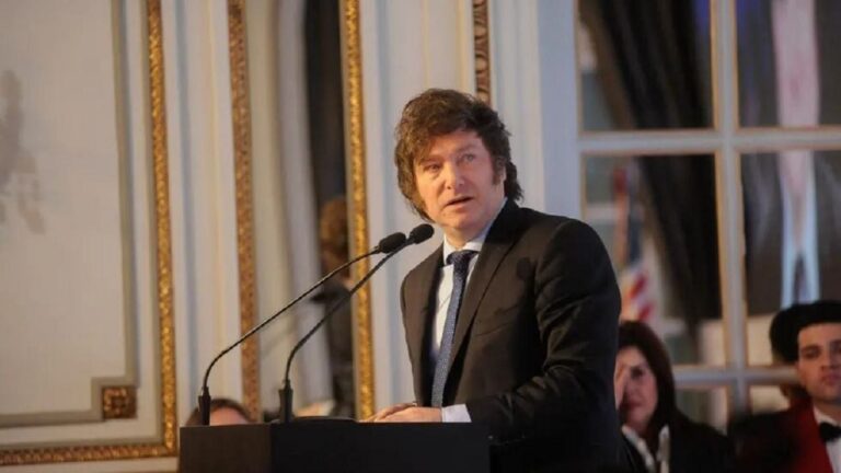 Javier Milei partió rumbo a Roma para despedir al papa Francisco