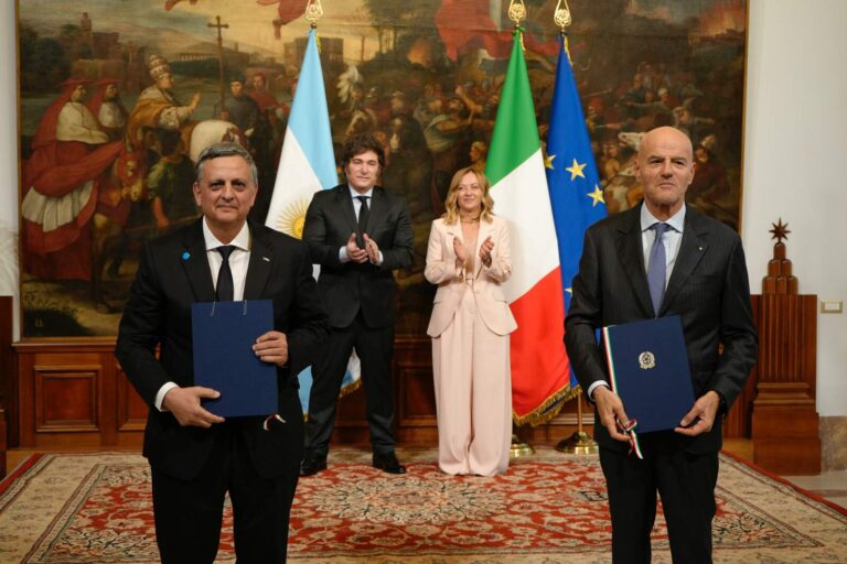 Javier Milei y Meloni supervisaron la firma del acuerdo estratégico entre YPF y ENI