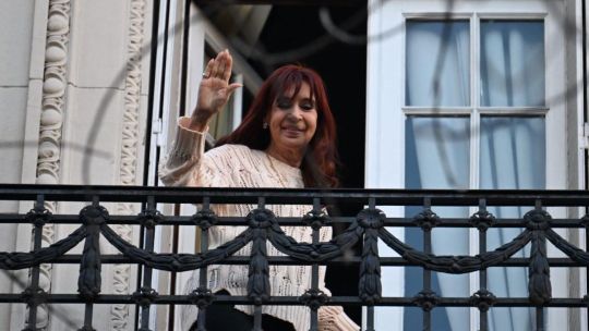 Con tobillera y sin balcón, las duras condiciones que la justicia le impuso a Cristina Kirchner