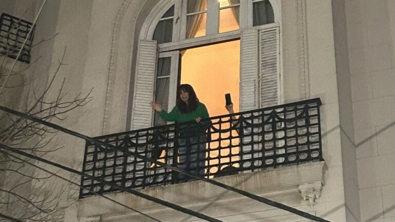 VIDEO: Cristina Kirchner volvió a salir al balcón tras la resolución de la Justicia