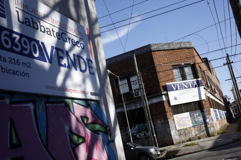 La larga caída de la industria nacional