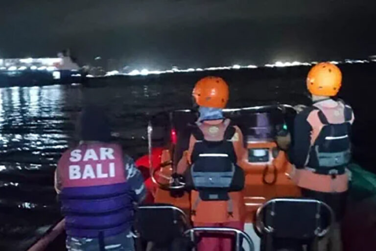 Naufragio de un ferri en Bali