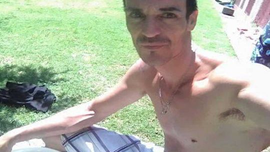 Un motociclista murió decapitado luego de engancharse con un cable atravesado entre dos árboles