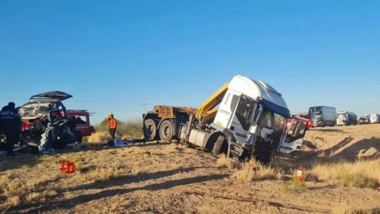 Tragedia en La Rioja: choque frontal entre camión y camioneta deja tres muertos y dos menores peleando por sus vidas