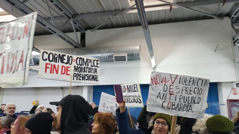 Jubilados marcharon en Mendoza y reclamaron por la falta de medicamentos y pañales del PAMI