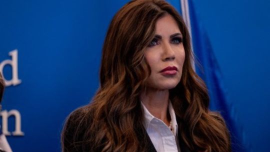 Llega al país Kristi Noem, la caza inmigrantes de Trump: quién es y por qué viene a reunirse con Milei y Bullrich