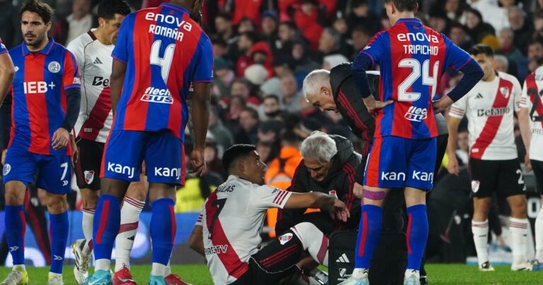 Preocupación en River: Maxi Salas salió con una molestia en la rodilla