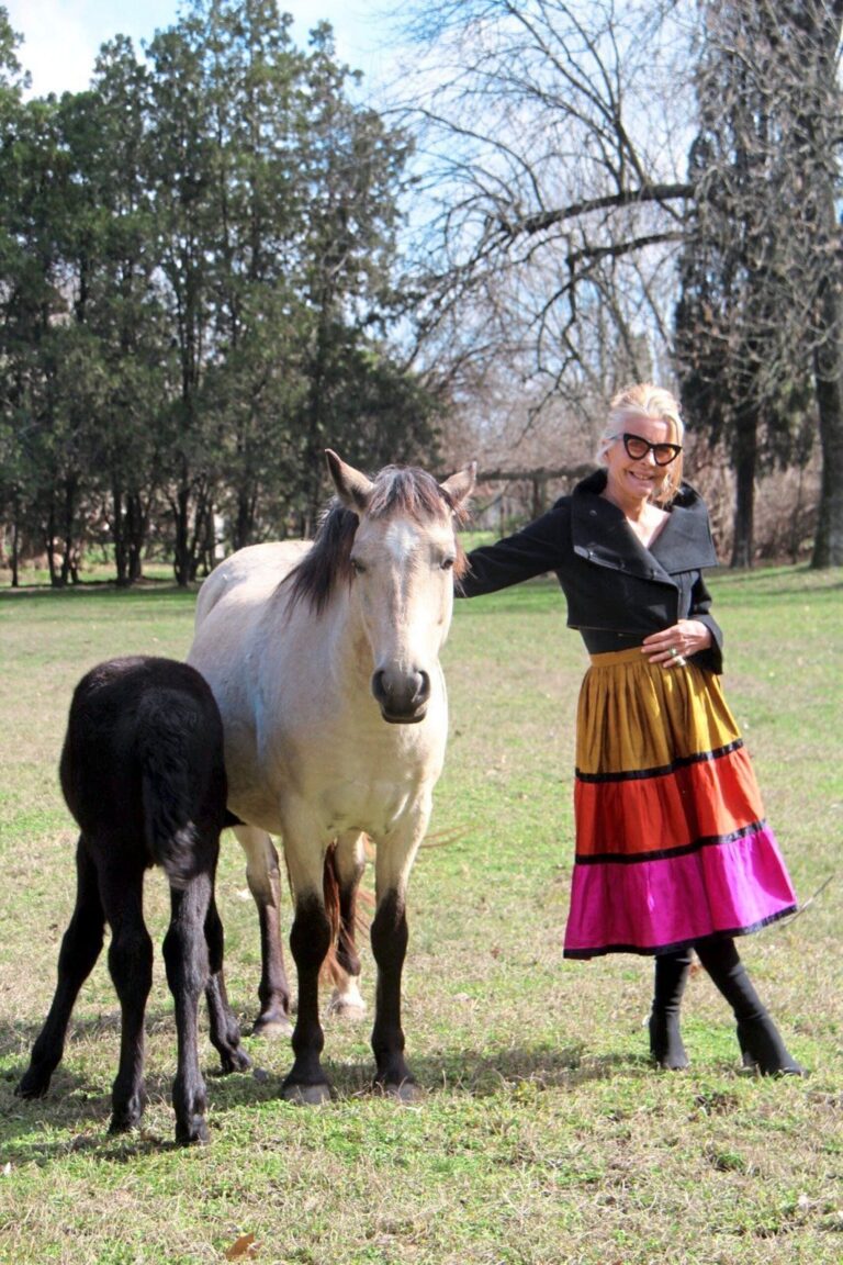 Grace Gold, la señora paqueta que no le teme al ridículo y brilla en el canal de streaming Olga