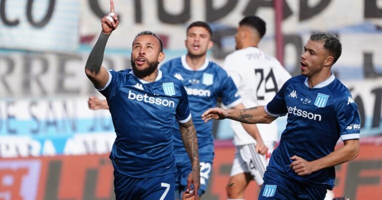 Racing demolió en un tiempo a Deportivo Riestra y se instaló en los cuartos de final de la Copa Argentina