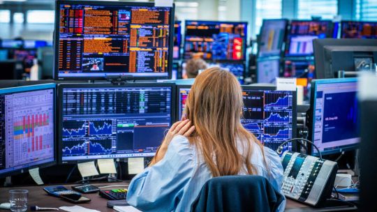 El mercado avanza tras el desembolso del FMI: acciones y bonos suben, mientras el dólar opera estable