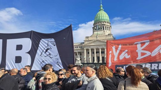 Incidentes en nueva movilización de jubilados, Abuelas de Plaza de Mayo y trabajadores del Garrahan frente al Congreso