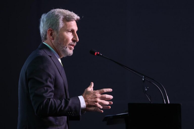 Frigerio anunció un frente con los libertarios y ahora negocia con Karina los lugares