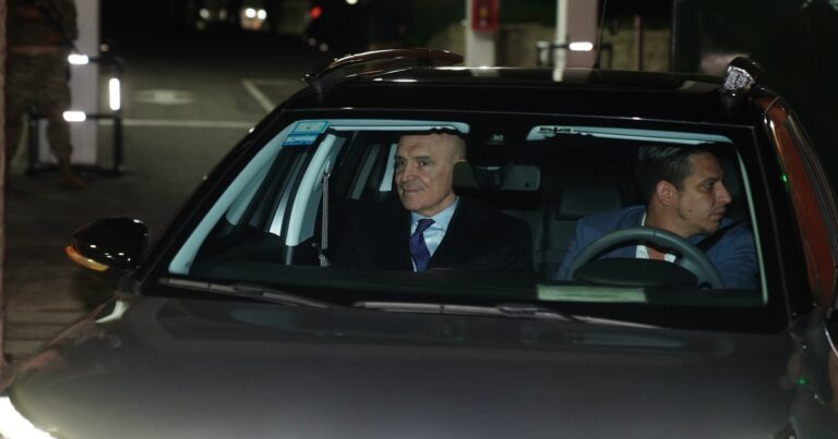 El monólogo de Milei, trasnoche con el estreno de Francella y voceros para la campaña: la intimidad de la cena en Olivos