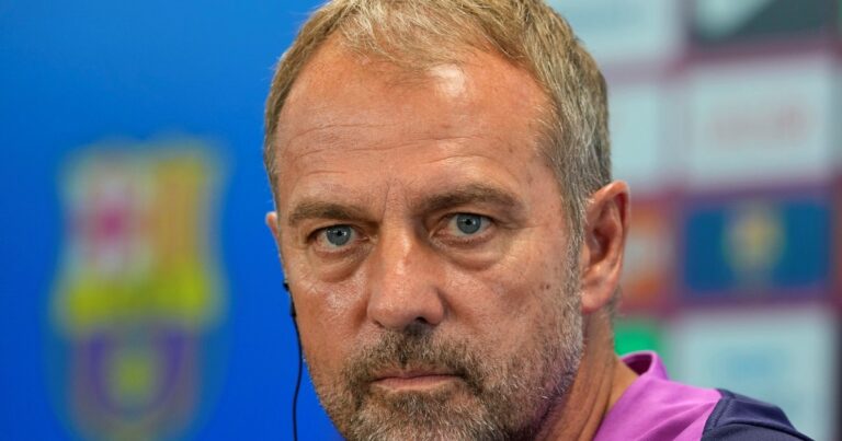 El palito de Flick a la dirigencia del Barcelona en la previa del debut por La Liga