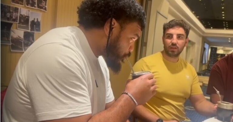 Un argentino entre los All Blacks: acompaña al plantel de Nueva Zelanda, no festejó el triunfo ante Los Pumas y les inculcó la cultura del mate