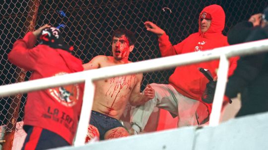 Dale! Pedí perdón, perdón!»: el crudo video de la barra de Independiente contra hinchas ensangrentados de Universidad de Chile