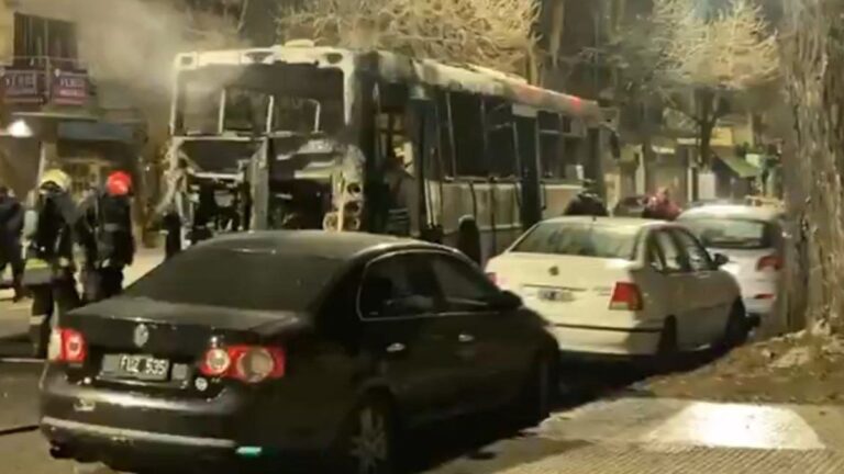 Villa Ortúzar: un colectivo de la línea 140 se prendió fuego