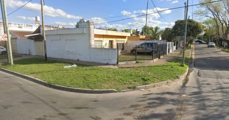 Millonario robo a una jubilada en Berisso: sospechan de un llamado previo y siguen la pista de dos merodeadores