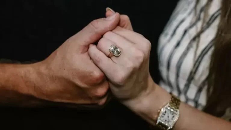 Cuánto cuesta el anillo que Taylor Swift mostró tras comprometerse con Travis Kelce