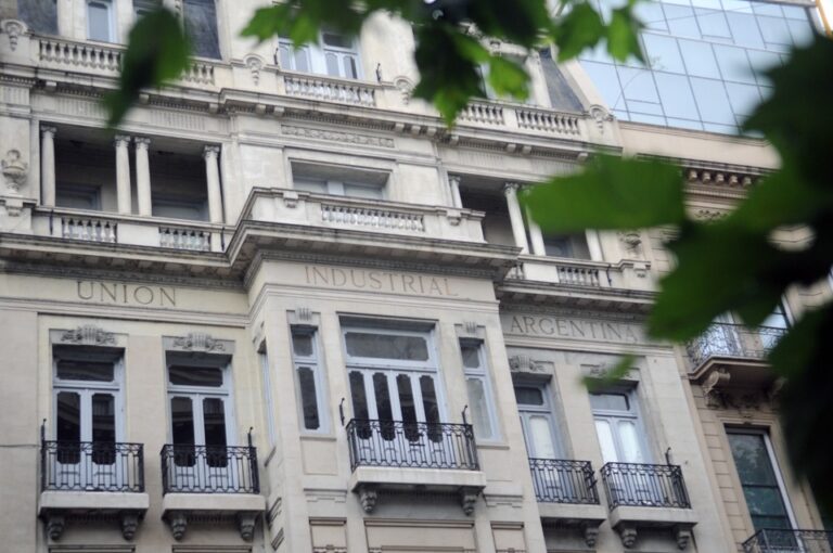 La UIA pide medidas en voz baja