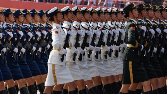 China exhibe su poderío militar y sus aliados