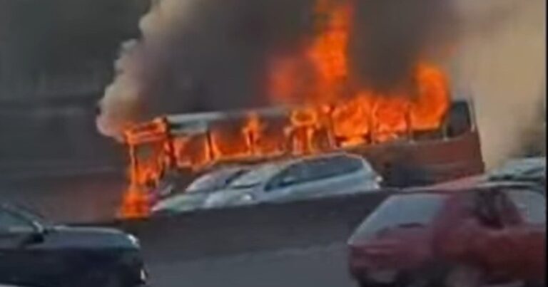 Un micro escolar se prendió fuego en la Panamericana en plena hora pico: fuertes demoras en el tránsito