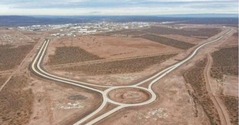 Con la motosierra sobre la obra pública, las petroleras financian rutas y trenes para Vaca Muerta