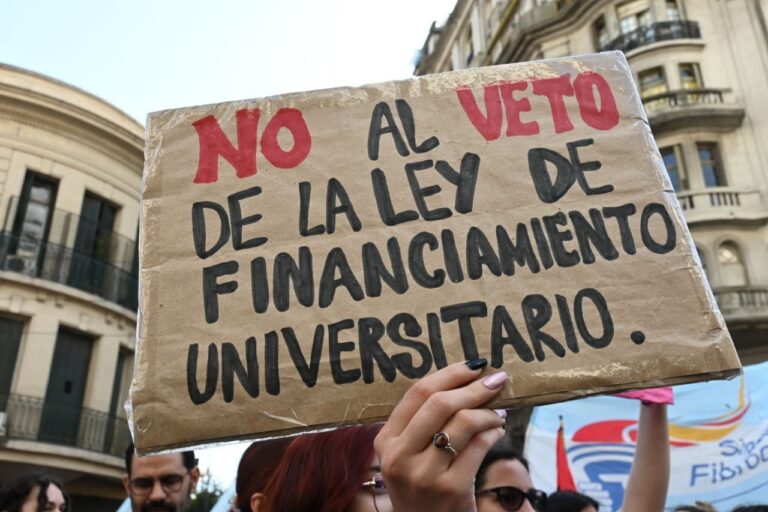 En su peor crisis Milei insiste y veta el financiamiento a las universidades