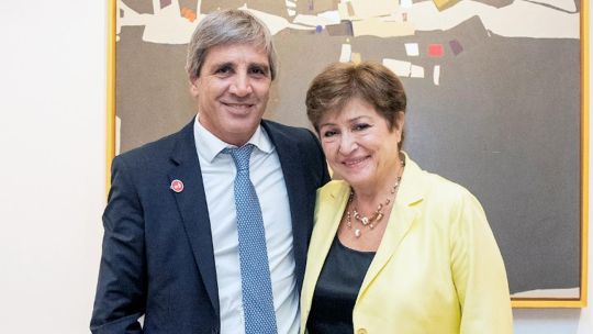 Caputo tendrá que profundizar el ajuste para cumplir con el FMI si se aprueban las leyes que aumentan el gasto