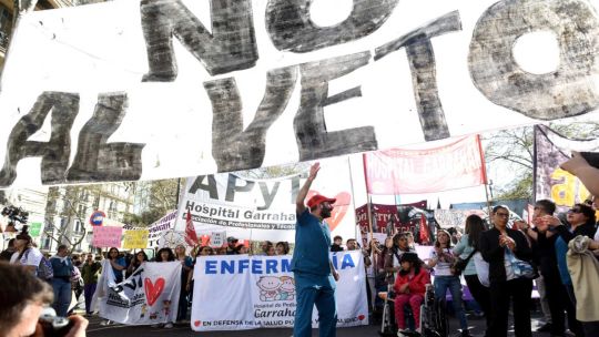 Docentes de la UBA marchan a Plaza de Mayo junto a trabajadores del Garrahan mientras el Gobierno anuncia una denuncia por el bloqueo web