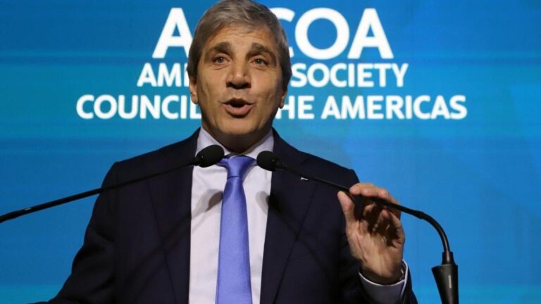 La chicana de Luis Caputo a Juan Grabois: «Te merecés ser presidente»