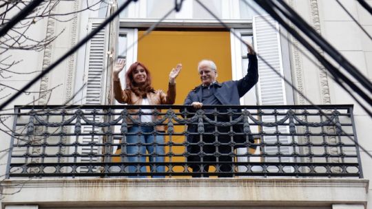 A 100 días de su detención, Cristina Kirchner salió al balcón con Jorge Taiana y en la calle cantaron la Marcha Peronista