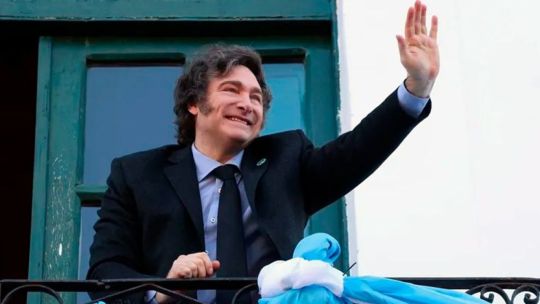 Las bromas por el escuálido banderazo de Milei: «Estamos bien los 33»